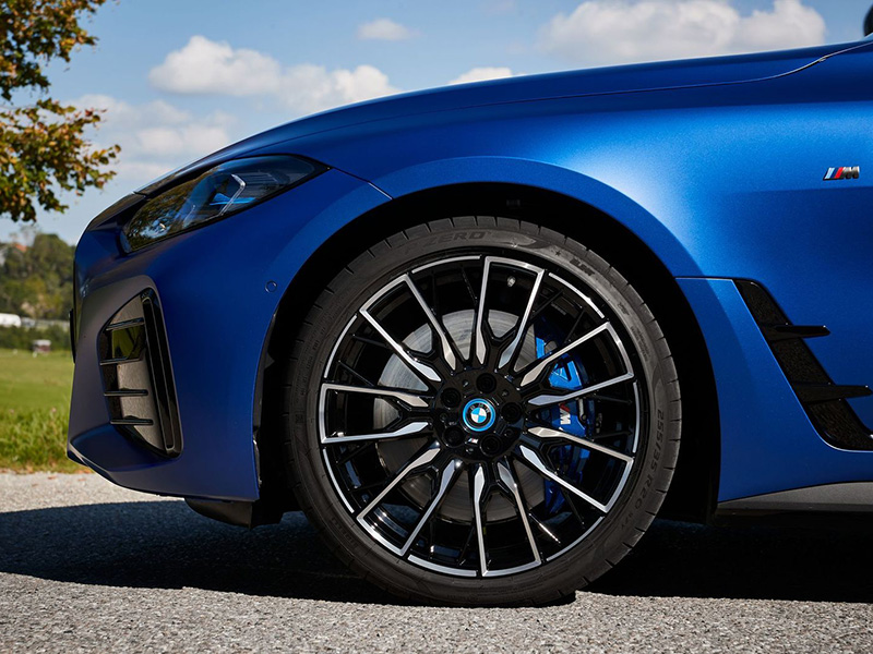 علامة BMW تستخدم دهانات مصنوعة من النفايات الحيوية في خطوة جديدة لدعم الاستدامة
